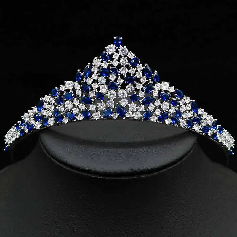 Set di collana e orecchini in zircone semplice, elegante e brillante. Un tocco di grazia e luce per esaltare la tua bellezza naturale in ogni occasione.
