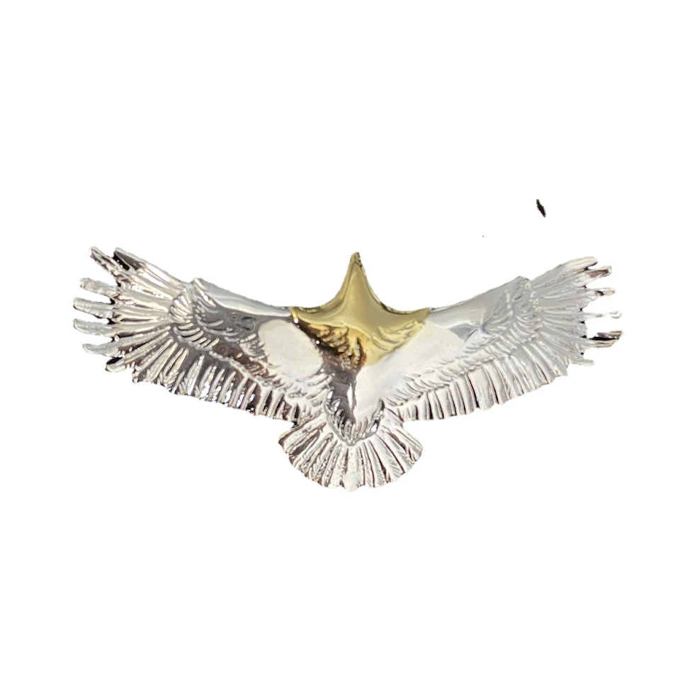 Pendentif Aigle Plaqué Or, un bijou tendance et polyvalent qui s'accorde avec toutes vos tenues, rehaussant votre style avec élégance.