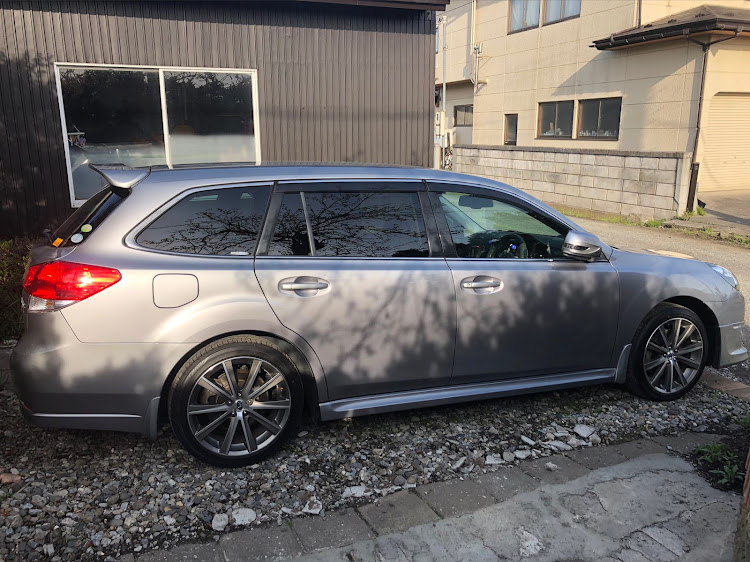 レガシィツーリングワゴンのタイヤ・ホイール紹介・レガシィツーリングワゴン・洗車・ホイール交換に関するカスタム事例の投稿画像2枚目