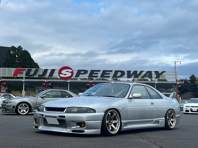 スカイラインのスカイライン・r33・愛車の一番好きな角度・R's Meetingに関するカスタム事例の投稿画像1枚目