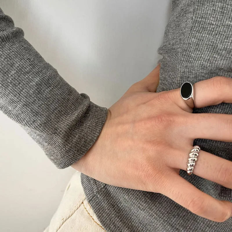 Bague Cold Wind en argent sterling et agate noire. Bijou élégant pour femmes. Sentez la fraîcheur et le style de cette bague, un accessoire parfait.