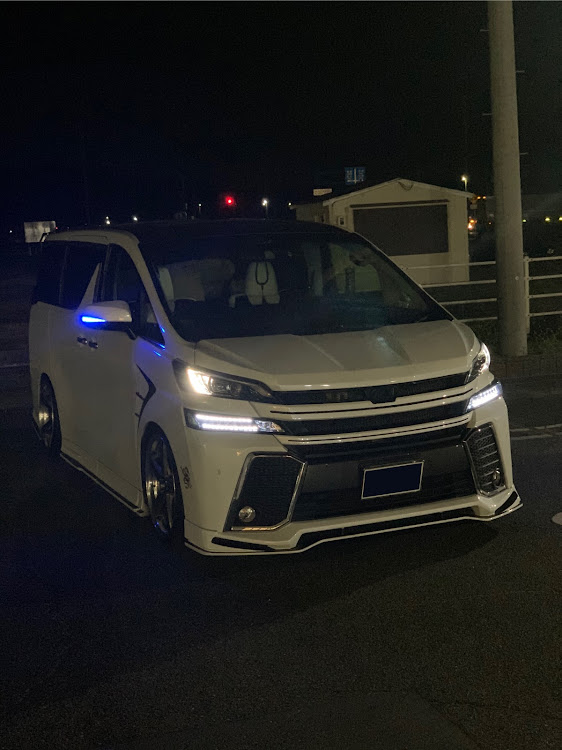 ヴェルファイアのヘッドライトカスタム・輪止めビビリーズに関するカスタム事例の投稿画像1枚目