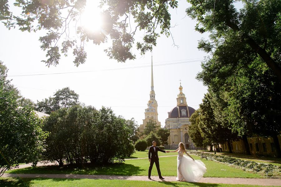 Fotograful de nuntă Evgeniya Surova (surova). Fotografia din 19 octombrie 2019