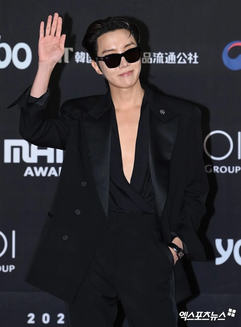 BTS' RM calls J-Hope 'sexy' in new pics of his MAMA 2022 look in deep-neck  shirt, pants and blazer, we agree. See post