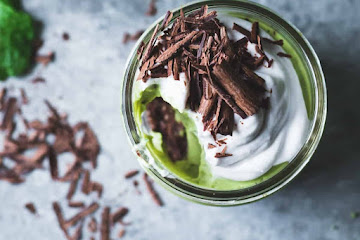 No-Bake Matcha Mint Grasshopper Pies in Jars {gluten-free, vegan}