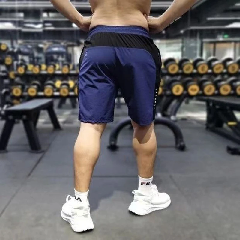 Pantaloni corti sportivi estivi in seta ghiaccio, ad asciugatura rapida, per corsa e allenamento. Freschezza e libertà di movimento garantite.