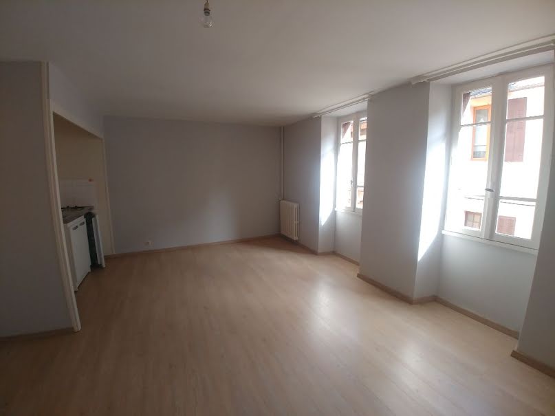 Location  appartement 1 pièce 43 m² à Marcillac-Vallon (12330), 375 €