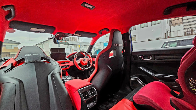 シビックのFL4・e:HEV・RECARO・車内・赤に関するカスタム事例の投稿画像2枚目