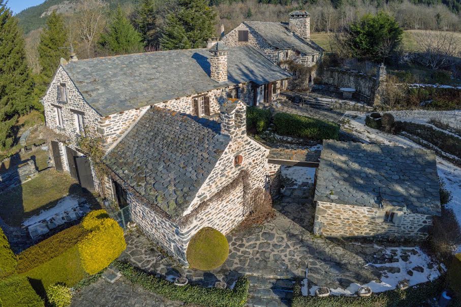 Vente propriété 14 pièces 410 m² à Le Puy-en-Velay (43000), 495 000 €