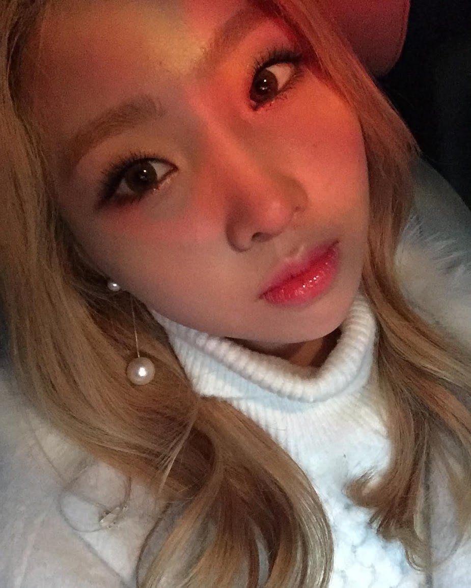 Minzy's keeping her fans up to date with her look too.