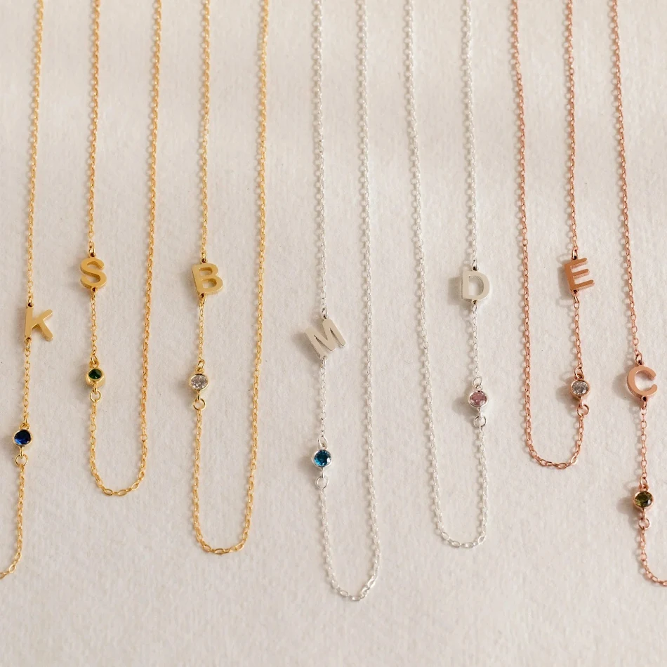 Collier en acier inoxydable avec 26 lettres anglaises et pierre de naissance, cadeau personnalisé et élégant pour femme.