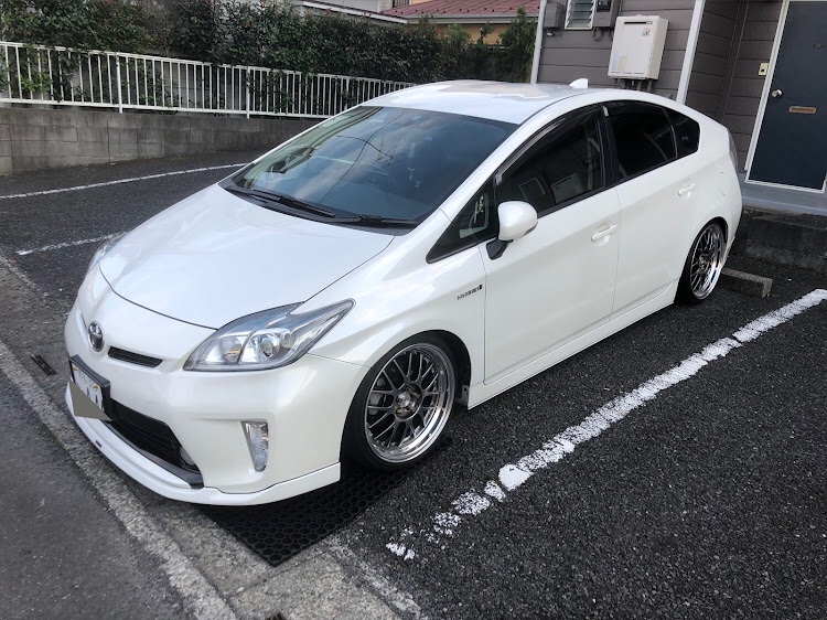 プリウスの退化中・通勤快速仕様・US仕様にはしない・走りゃあいいに関するカスタム事例の投稿画像1枚目