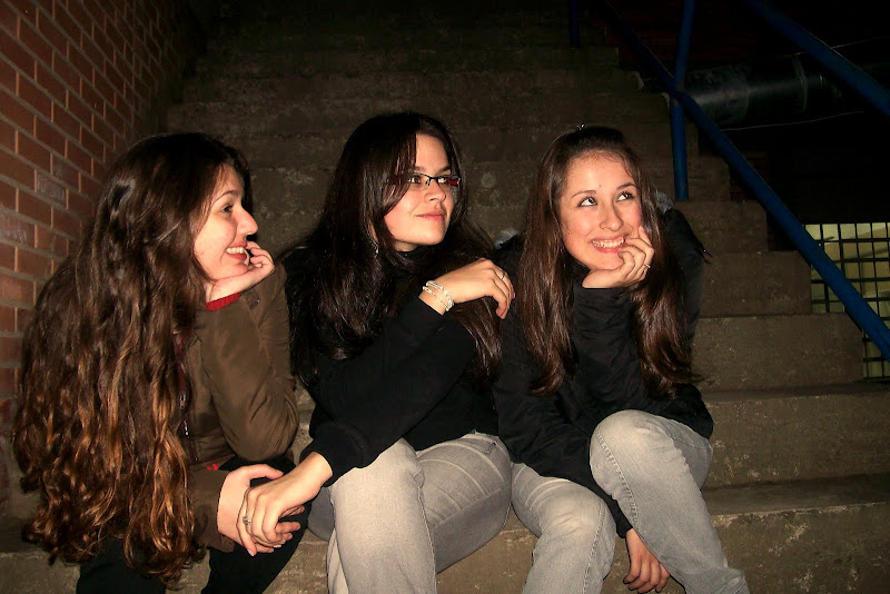 Eu, Mandy e Mila, no CIMOL, colégio que estudamos