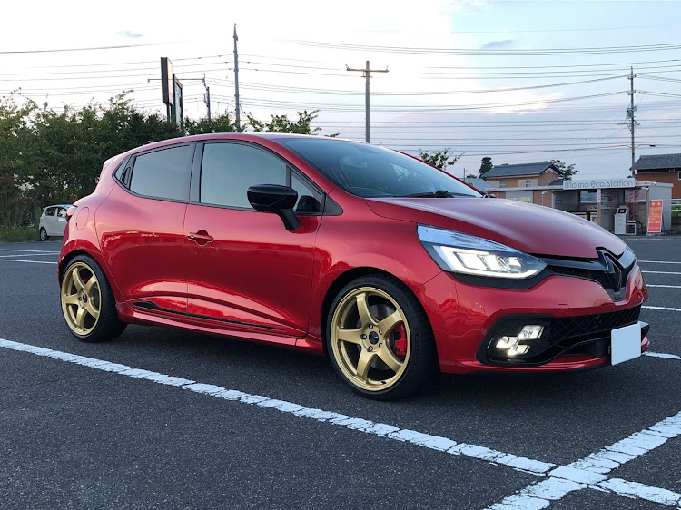 ルーテシアのルージュフラム・買い物・ホームセンターの駐車場に関するカスタム事例の投稿画像1枚目