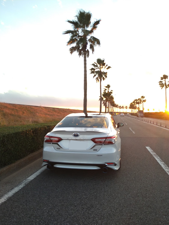 カムリのAXVH70カムリ、Gレザーパッケージ・ディズニー横で愛車撮影会・夕日と愛車カムリ・医療従事者にエールを・最近ディズニー行ってないな。に関するカスタム事例の投稿画像1枚目