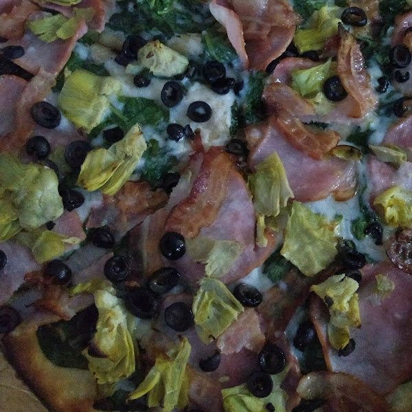 GF crust, olive oil base, overpowering vegan cheese, Canadian bacon, bacon, spinach, artichoke and olive.