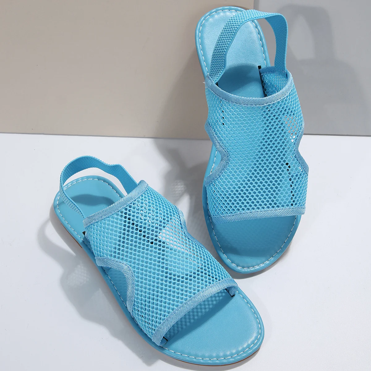 Novas sandálias de malha de verão casuais e respiráveis. Sapatos rasos para mulheres e homens, ideais para praia e conforto no calor.