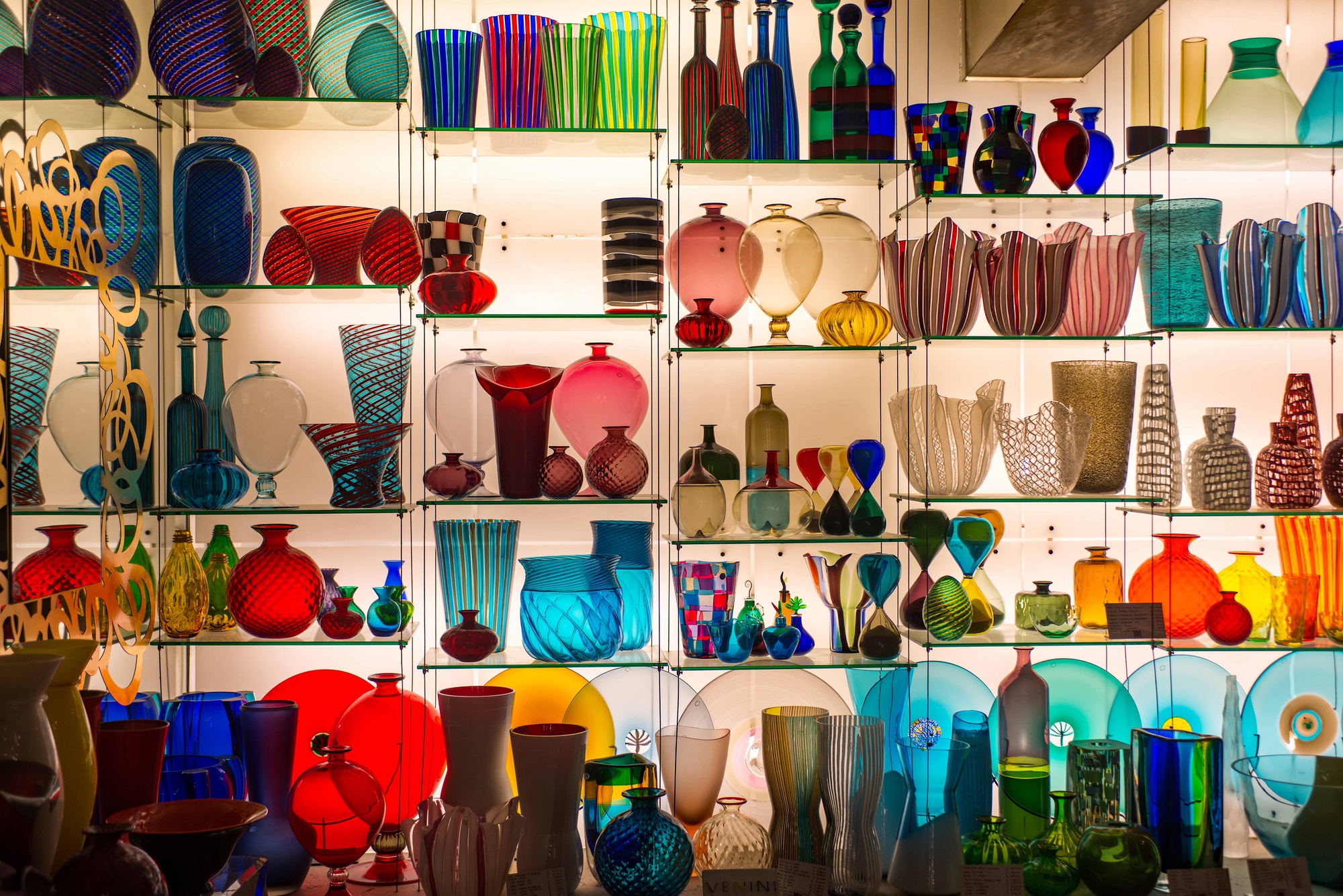 bottiglie e vasi multicolor di walterferretti