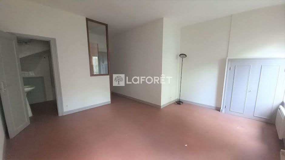 Location  appartement 1 pièce 23 m² à Saint-Flour (15100), 270 €