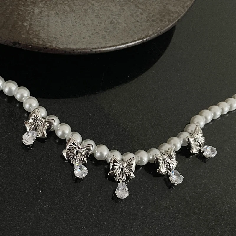 Bow Pearl Zirconia Ketting Prachtige damesketting met strikparels en zirkonia. Tijdloze elegantie voor elke gelegenheid.