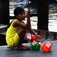 La bambina delle lanterne d'acqua di 