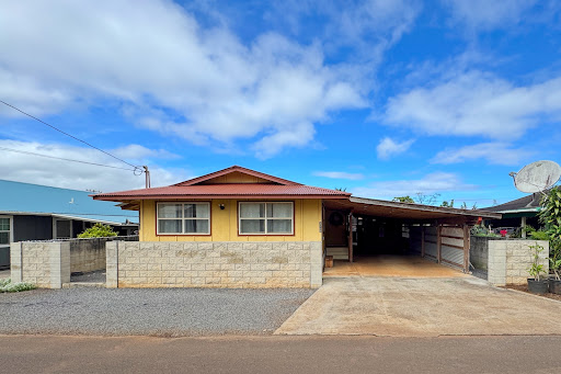 Maison jaune avec abri voiture couvert dans cette Maison de luxe à vendre à Lanai City (645 540 €)