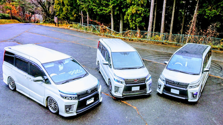 ヴォクシーのトリプルコラボ・VOXYコラボ・オフ会・ドローン風・バードビューコラボに関するカスタム事例の投稿画像1枚目