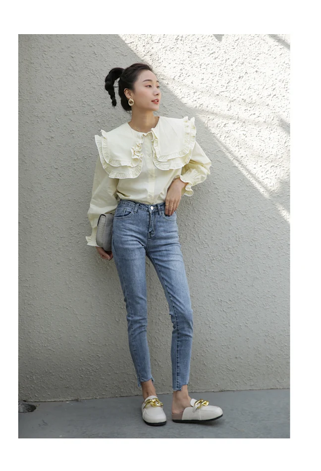 Jean rétro extensible irrégulier pour femme, petits pieds, confort et style vintage. Ajustement parfait pour un look unique et tendance.