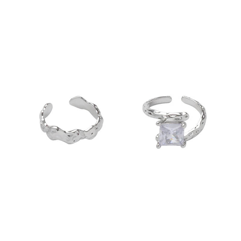 Retro Openende Ring met een niche design en lichtgewicht, luxueuze uitstraling. Draag elegantie en stijl met dit unieke sieraad.