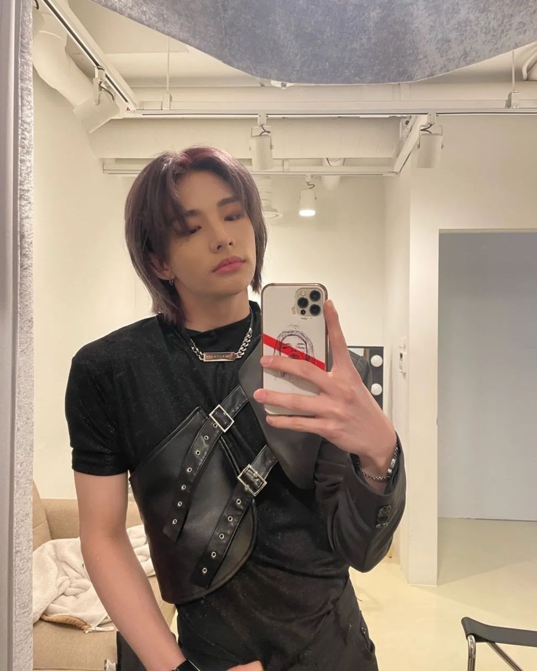 hyunjin ig mirror