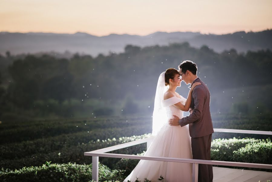 Fotógrafo de casamento Mangpor Rapeeporn (photolista). Foto de 8 de dezembro 2015