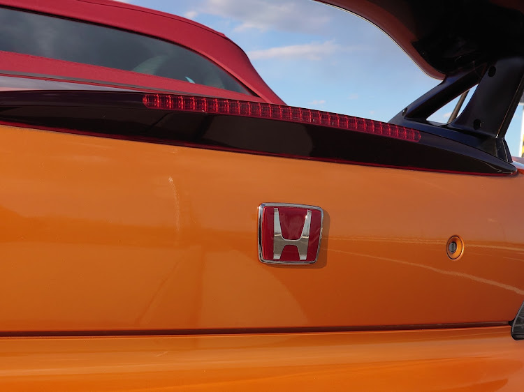 S2000のオレンジの魔術師・シフトノブ・赤パーツ特集・緊急事態宣言・鬼滅の刃に関するカスタム事例の投稿画像3枚目