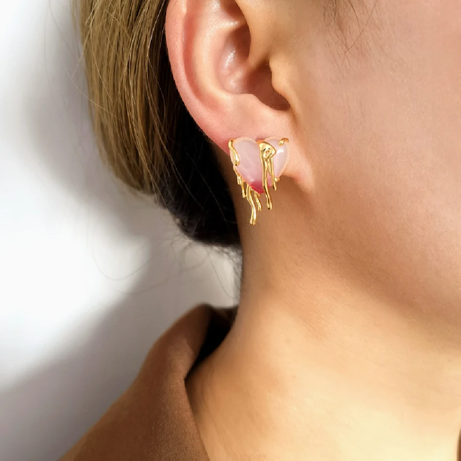 Pendientes de corazón con degradado de color, perfectos para expresar amor. Estos bonitos pendientes de tuerca son un regalo ideal y elegante.
