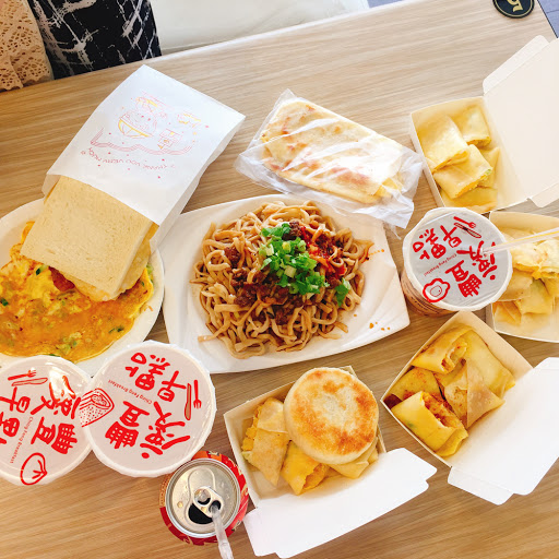 民宿老闆娘推薦，
花蓮人的早餐，大盤的炒麵
來食食～

#花蓮#早餐#炒麵#中式