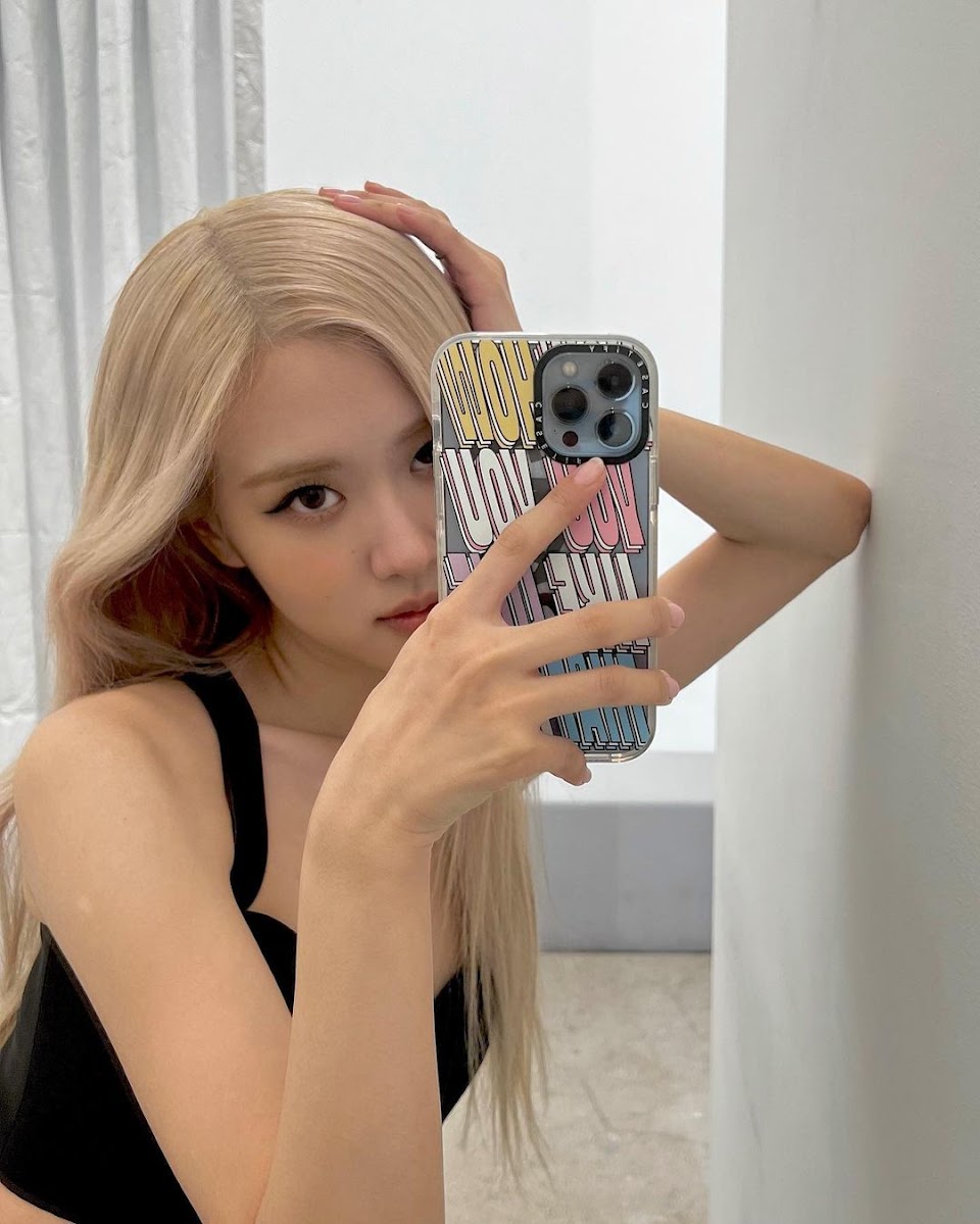k-pop-special-update-blackpinks-rose-slays-in-her-mirror-selfie-game-bts-rm-ingin-bermain-dengan-pet-dog