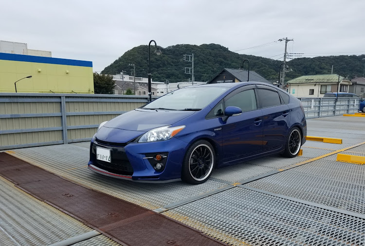 プリウスの駐車場・車高調整・青プリに関するカスタム事例の投稿画像1枚目