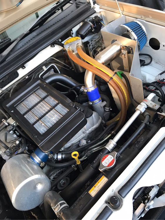 ジムニーのジムニー・ジムニーJB23・jb23・エンジンルーム・洗車に関するカスタム事例の投稿画像1枚目