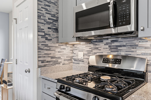 Modern kitchen with stovetop and range hood - Luxury property for sale in Silverthorne, 4 bedrooms