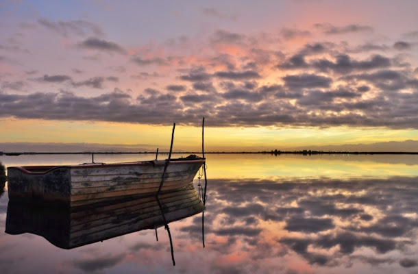 Boat at dawn di jappone