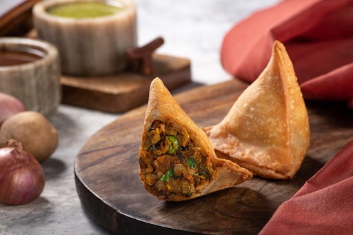 Jodhpuri Aloo Pyaz Samosa (1pc)