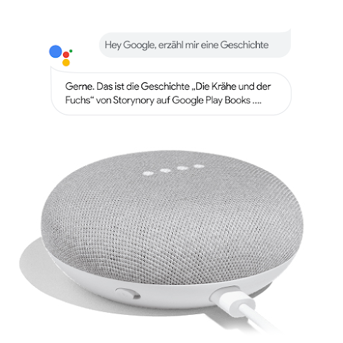 Ein Google Home mit Sprechblasen: Jemand sagt: „Hey Google, erzähl mir eine Geschichte“. Google Assistant antwortet: „Klar! Hier kommt die Geschichte ‚Vom Fuchs und dem Raben‘ von Storynory bei Google Play Bücher…”