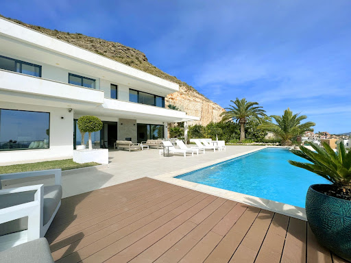 Villa avec piscine et terrasse 2