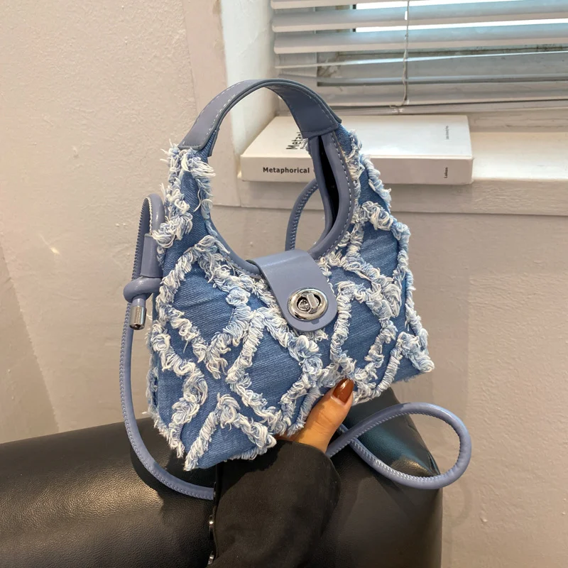 Dames denim one shoulder cross body crescent bag nieuwe trend kwast, de perfecte schoudertas voor een stijlvolle look.