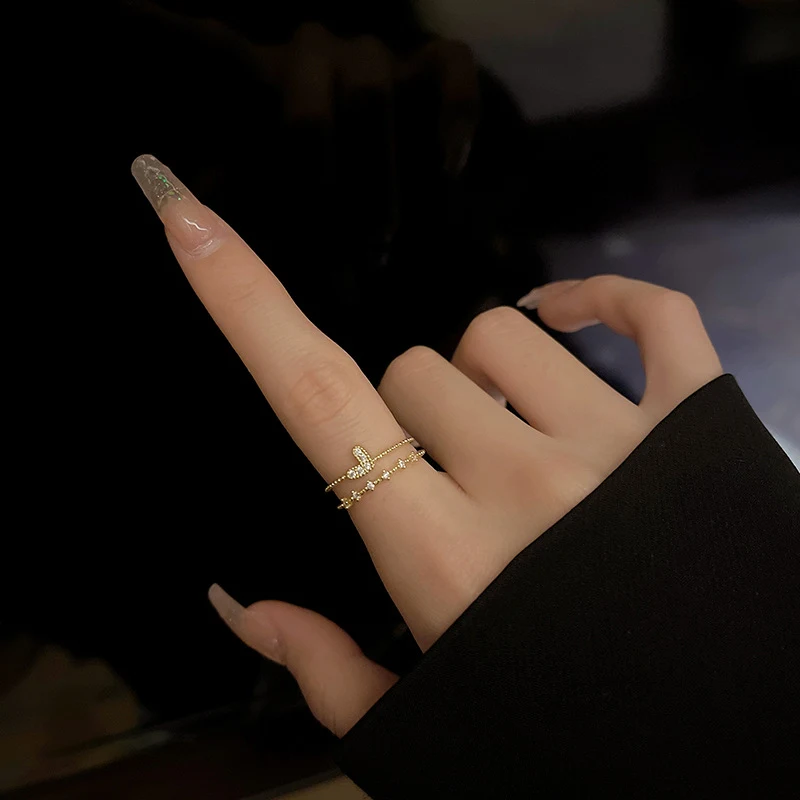 Elegante damesring met dubbele laag hartvormige zirkonia, een modieus accessoire dat je stijl verfraait en glans toevoegt.
