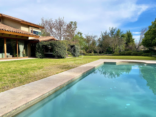 Luxury property for sale in Colina (Chile) - House with swimming pool and green garden
