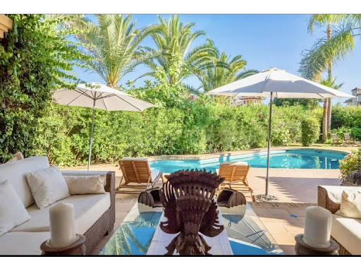 Maison avec piscine et terrasse 1