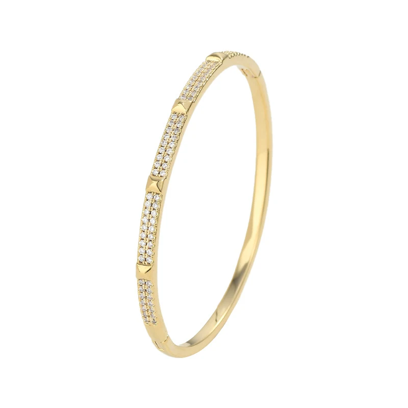 Bracelet femme design simple avec micro-incrustations de diamants. Élégance discrète et éclat subtil pour sublimer votre poignet et compléter votre tenue.