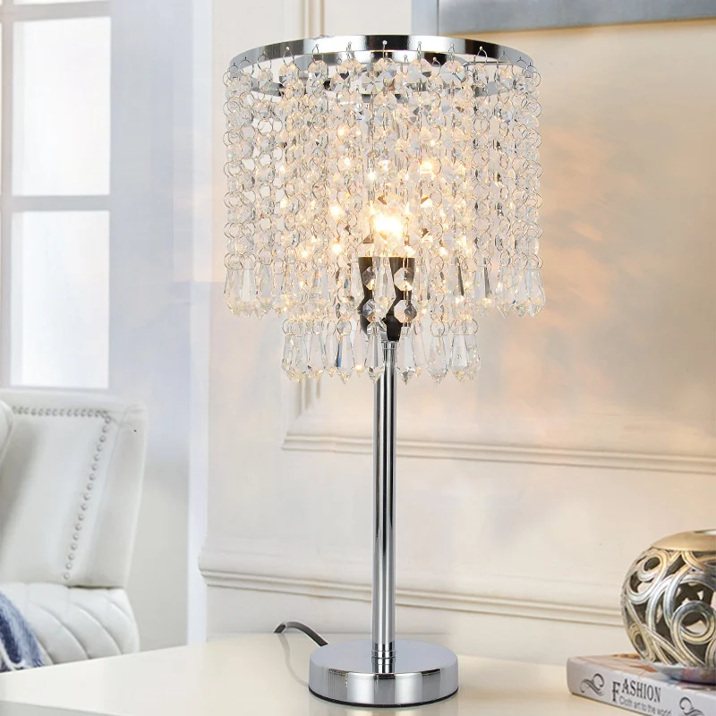 Kristal dekorativna stona lampa za krevet. Elegantno osvetljenje za vašu spavaću sobu. Stvara opuštajuću atmosferu i dodaje dekorativni dodir.