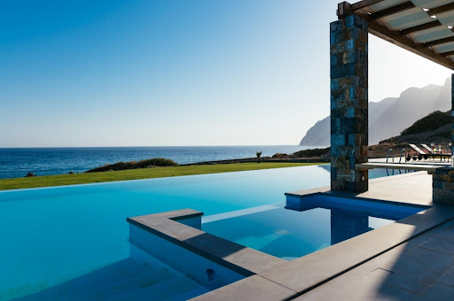 Villa with pool 2