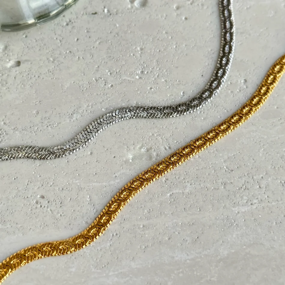 Set Armbanden met Embossed Patroon in Goud en Zilver, Creëert een Stijlvolle Look en Voegt Glamour Toe aan Elke Outfit voor Dames.